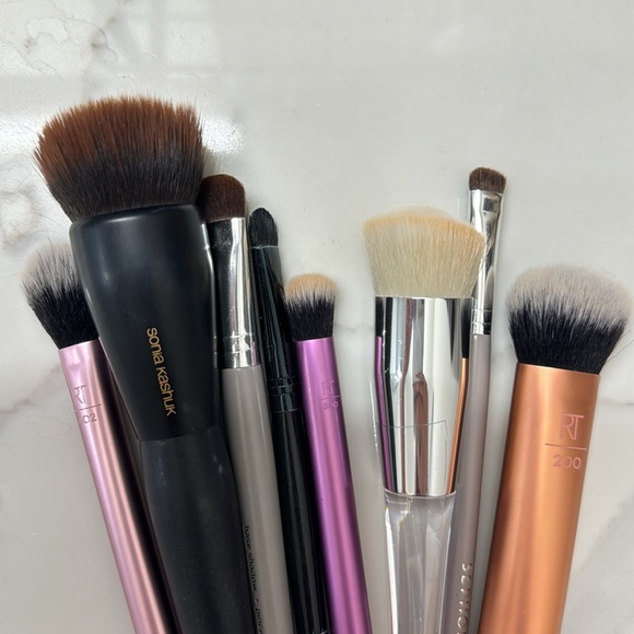 Assorted makeup brushes - Picture 2 of 3
